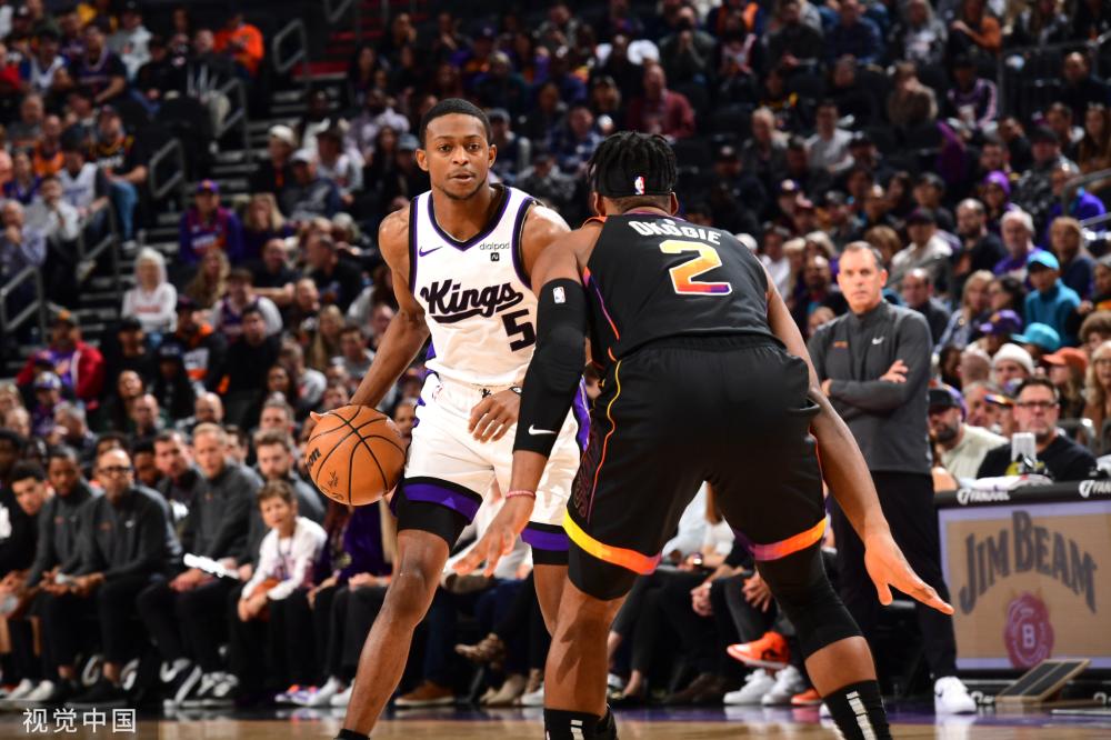 42名获释巴勒斯坦人乘车离开约旦河西岸.